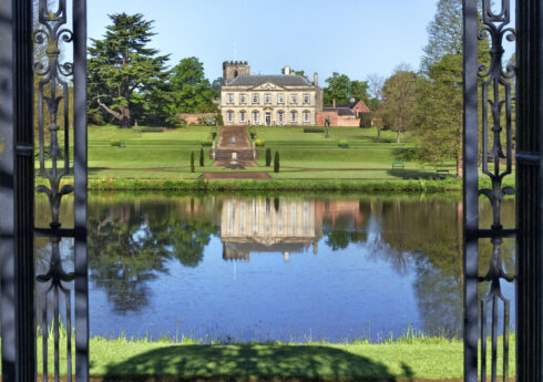 The 'Birdcage', The Great Basin and view towards Melbourne Hall and main lawns



Photography © Andrea Jones